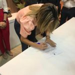 Hilda assinando
