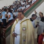 Padre e coroinhas