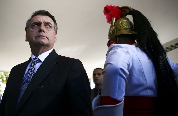 O presidente Jair Bolsonaro chega ao Ministério da Defesa para encontro com o ministro Fernando Azevedo.