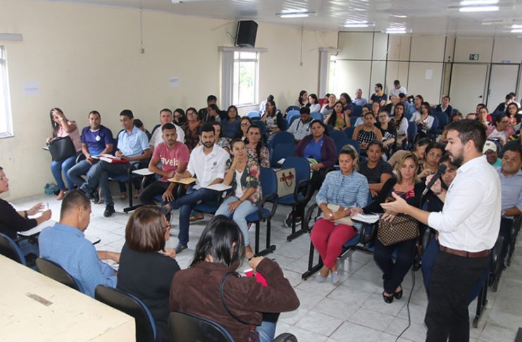 Reunião ocorreu no auditório da Secretaria Municipal de Educação