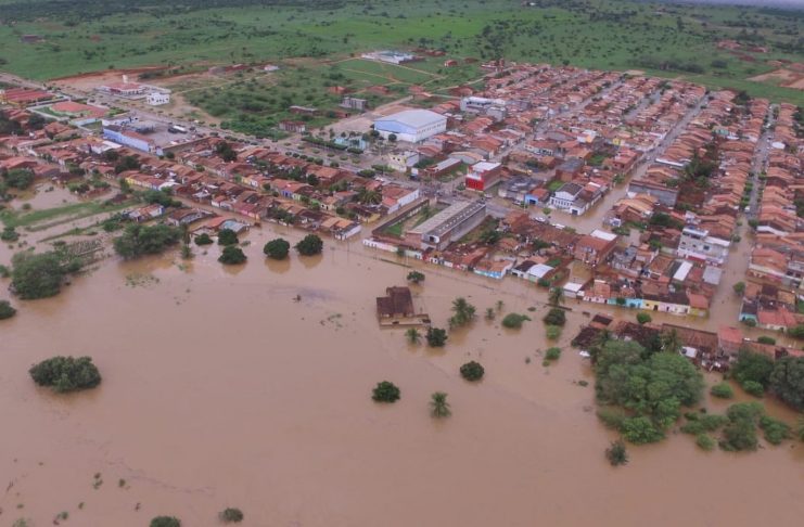 Foto mostra como a cidade de Coronel João Sá, na Bahia, ficou após chuva forte e rompimento de barragem em cidade vizinha — Foto: Studio Júnior Nascimento