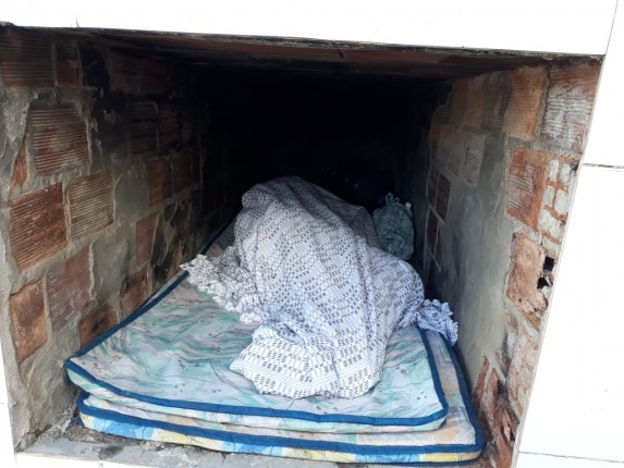 Homem resolve dormir em gaveta de cemitério em Sergipe