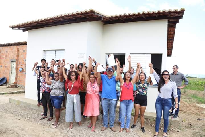 Prefeito de Simão Dias participa de entrega de unidades habitacionais