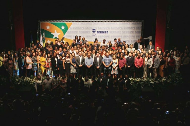 Professores aprovados em seleção para diretor de escola estadual são empossados