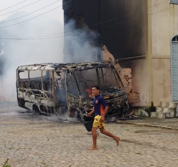 Micro-ônibus pega fogo no povoado Briquinho, em Simão Dias