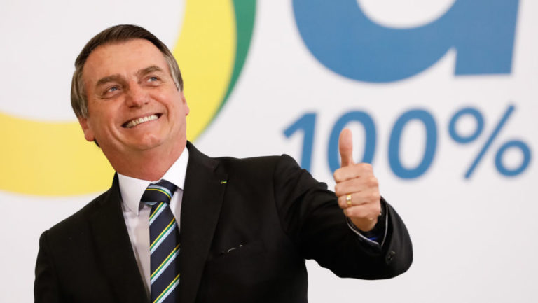 Bolsonaro anuncia 13° para beneficiários do Bolsa Família
