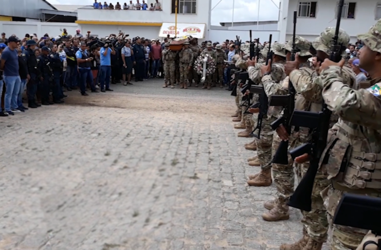 Policiais da Caatinga dispensaram as honras fúnebres militares ao PM na entrada do cemitério