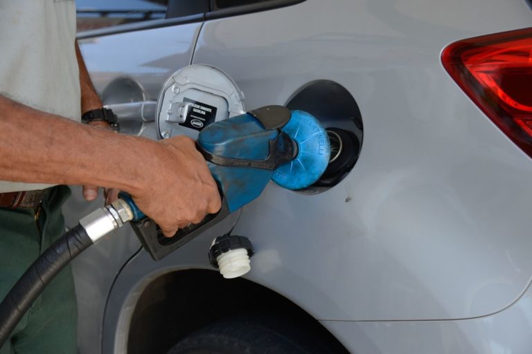Preço médio da gasolina nas refinarias tem reajuste de 4%