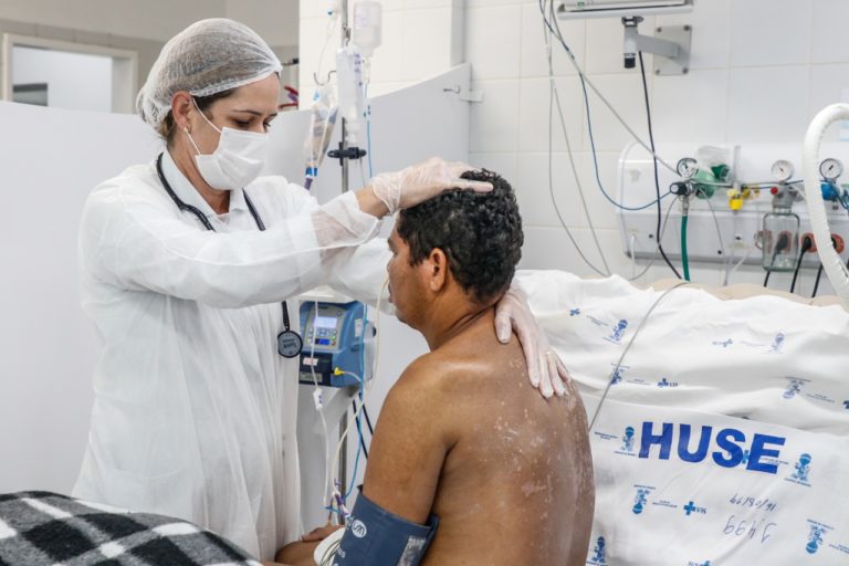 Fisioterapeutas do Huse auxiliam na reabilitação dos pacientes