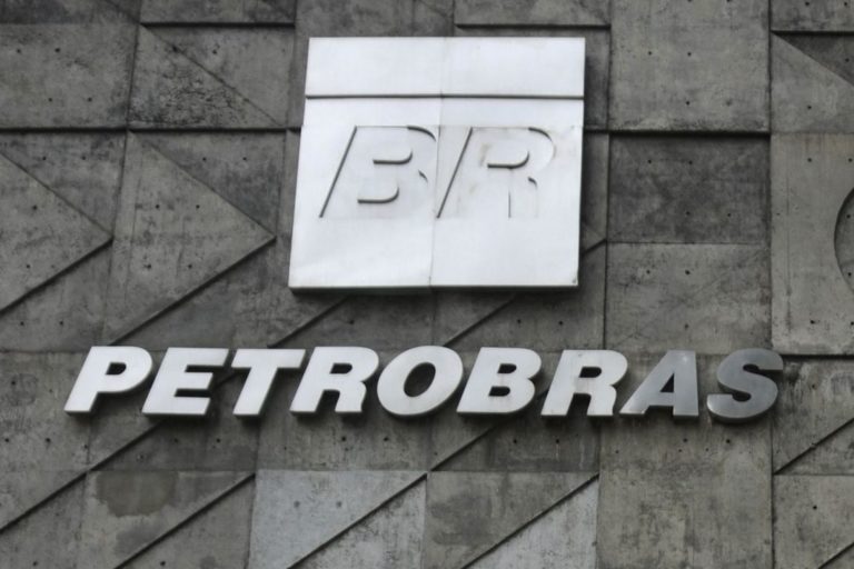 Ministro de Minas e Energia diz que Petrobras venderá refinarias
