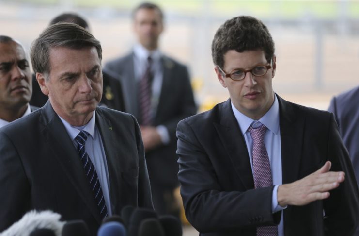 O presidente Jair Bolsonaro e o ministro do Meio Ambiente, Ricardo Salles, falam à imprensa  na entrada do Palácio da Alvorada.