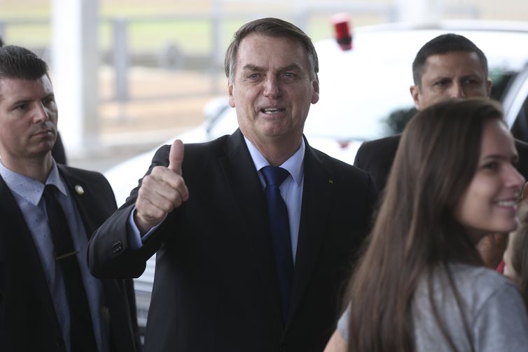 Bolsonaro usa Twitter para destacar medidas de seu governo