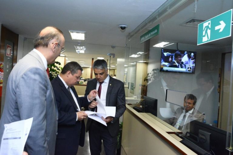 Parlamentares de Sergipe protocolam CPI para investigar companhias aéreas