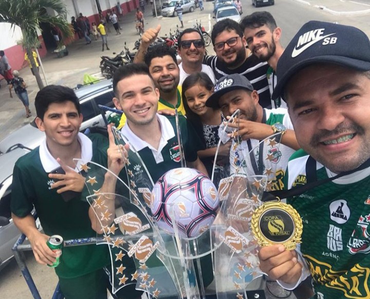 Membros do Lagarto Futsal desfilam com troféu pelas ruas da cidade