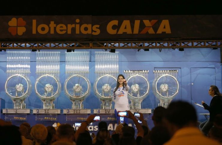 Brasília - O Caminhão da Sorte da CAIXA sorteia o concurso 1.986 da Mega-Sena, valendo um prêmio de R$19 milhões, na quadra 302 de Samambaia - DF (Wilson Dias/Agência Brasil)