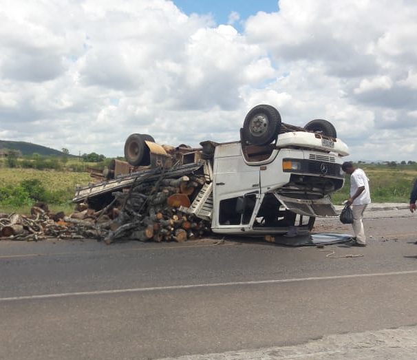 Caminhão capota em rodovia de acesso a Simão Dias