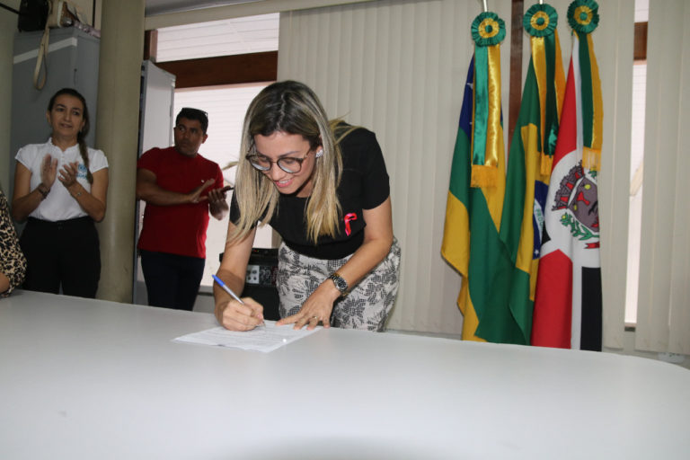 Prefeita Hilda assina contratos para pavimentar ruas e tapar buracos em Lagarto