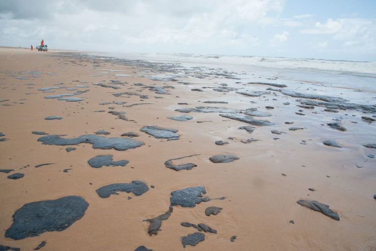 Venezuela nega responsabilidade por petróleo nas praias nordestinas