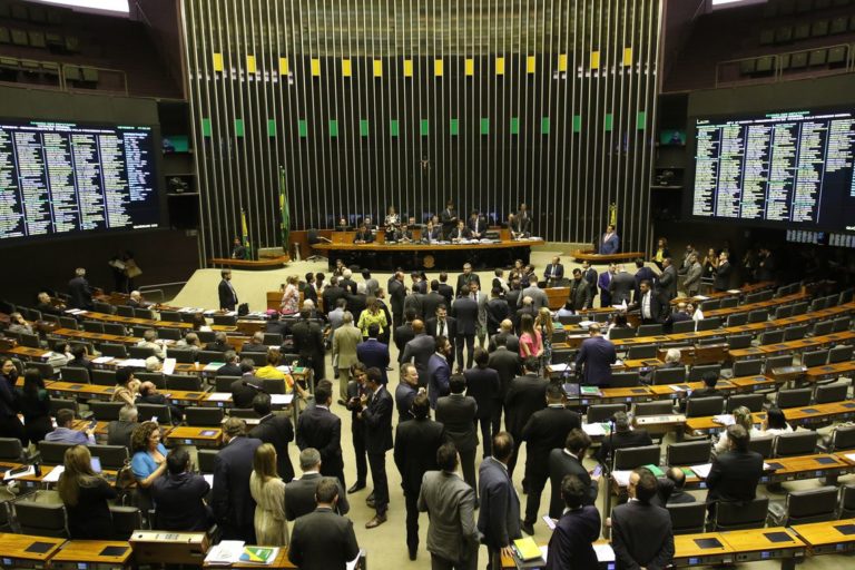 Câmara aprova MP que cria o programa Médicos pelo Brasil