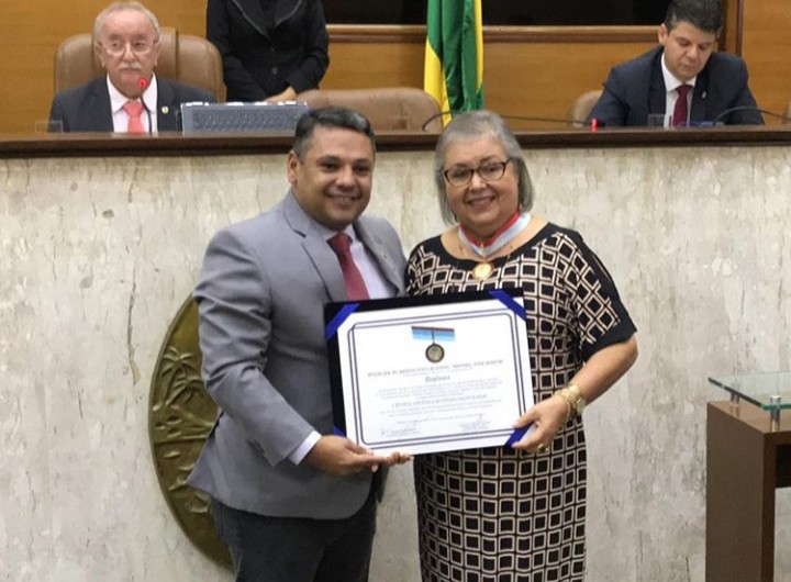 Professora que atua em Lagarto recebe Medalha do Mérito Educacional na Alese