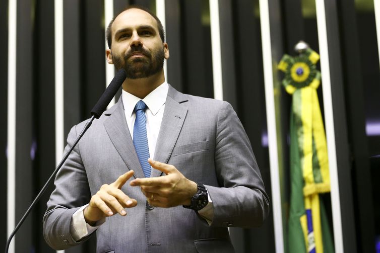 STF marca julgamento de denúncia contra Eduardo Bolsonaro por coação