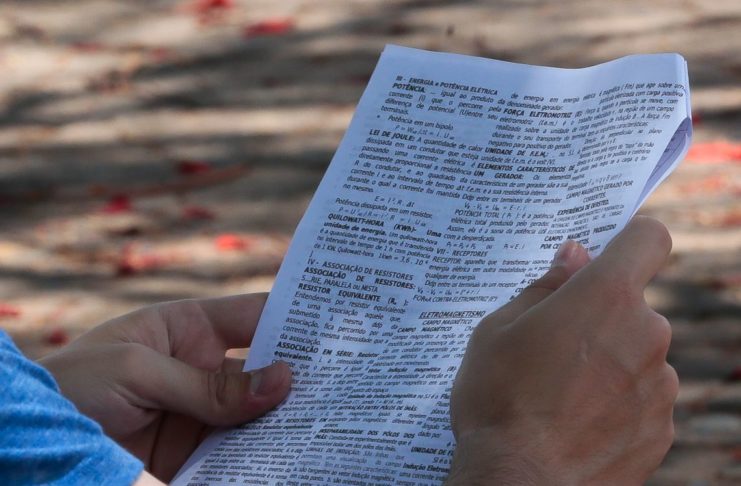 Participantes  chegam ao centro de educação de jJovens e adultos, para o segundo dia de aplicação do Exame Nacional do Ensino Médio (Enem) ocorre neste domingo (10) à tarde, em todo o país