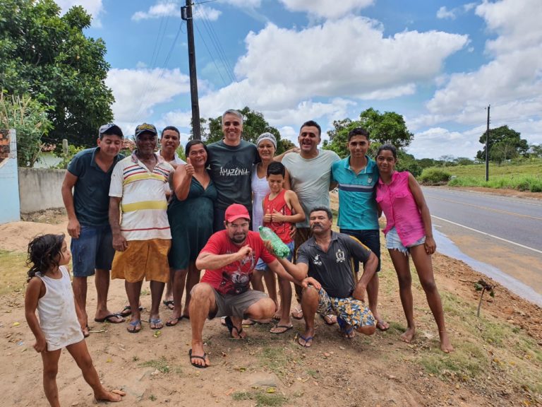 Fábio e Sérgio Reis levam água para o povoado Quilombo