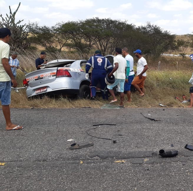 Motorista morre após acidente entre táxi e micro-ônibus em rodovia que liga Lagarto a Riachão