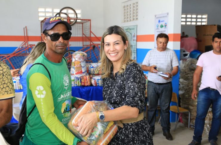 Prefeitura_de_Lagarto_faz_entrega_de_cestas_básicas_aos_catadores_da_cooperativa__13