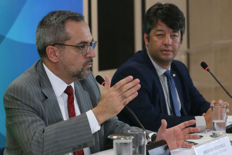 Novo exame para médico formado no exterior terá provas no computador