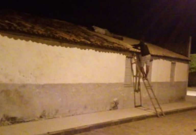 Bêbado, homem acaba dormindo em telhado de residência em Tobias Barreto