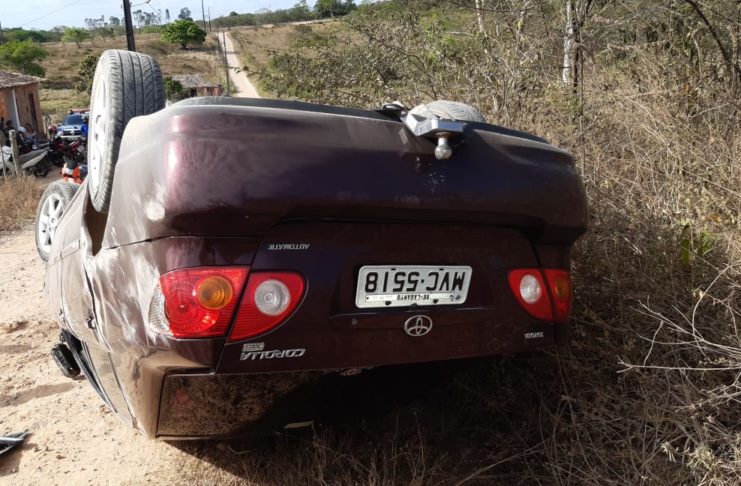 Veículo foi capotado pelos marginais