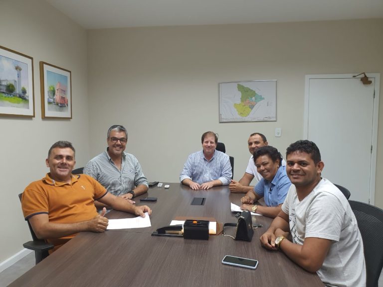 Sérgio Reis discute abastecimento de água em povoado de Lagarto com presidente da Deso