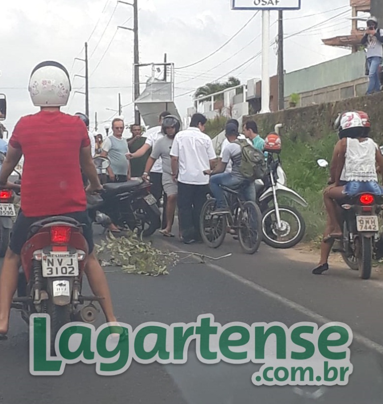 Colisão entre moto e carro deixa mulher ferida em Lagarto