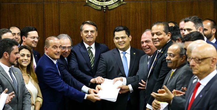 O presidente Jair Bolsonaro, o ministro da Economia, Paulo Guedes, e o ministro da Casa Civil, Onyx Lorenzoni, entregam o Plano mais Brasil – Transformação do Estado ao presidente do Congresso Nacional, Davi Alcolumbre.