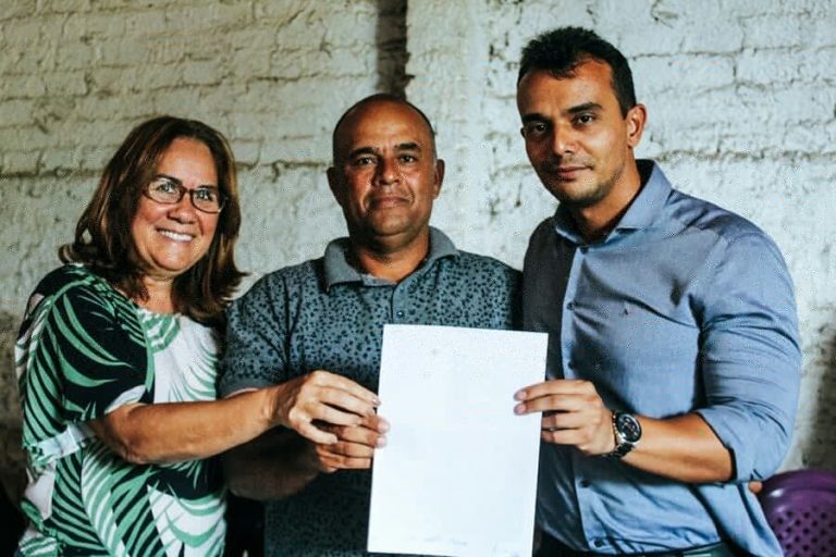 Trabalhadores Rurais recebem 43 títulos de terra no povoado Jenipapo