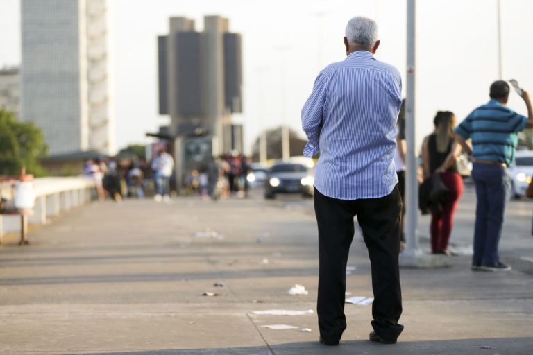 Estudo mostra queda na renda dos idosos durante pandemia