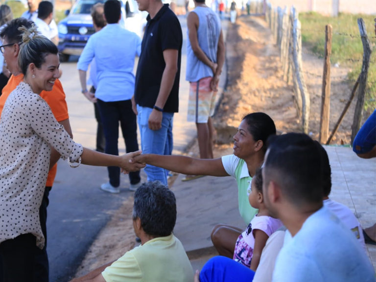 Prefeita fiscaliza obra de pavimentação asfáltica do Bairro Catita