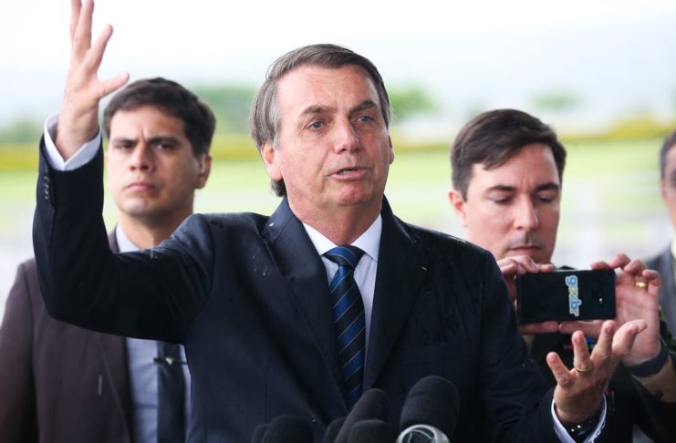 O presidente Jair Bolsonaro fala à Imprensa e os indios da da etinia Matuxi da Raposa Serra do Sol , Irisnaide de SouzaJonas  e Marcolino de Souza  no Palácio da Alvorada