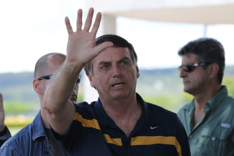 “Não será exigido a troca de placas”, diz Bolsonaro sobre a placa Mercosul