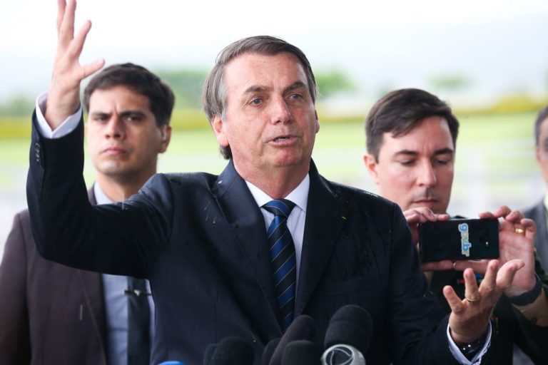 Bolsonaro desafia governadores e Petrobrás reduz preço dos combustíveis nas refinarias