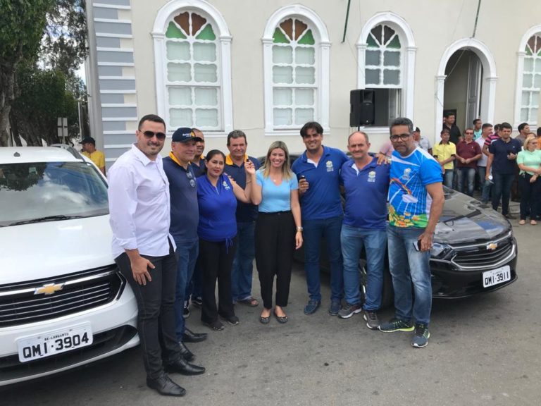 Apae recebe dois novos veículos