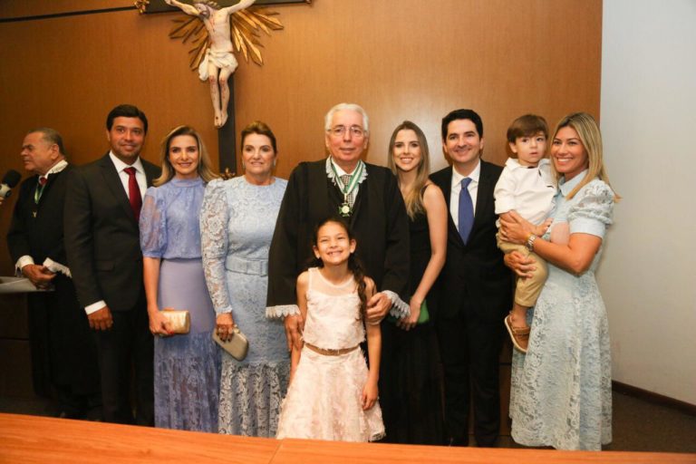 Pai de Gustinho Ribeiro é empossado no cargo de presidente do Tribunal de Contas