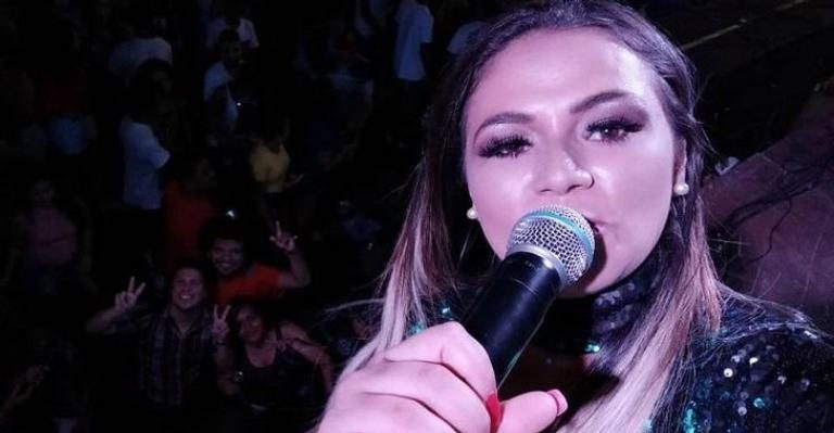 Cantora de forró morre durante show no Piauí