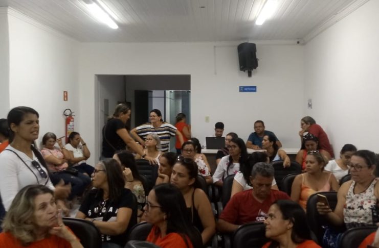 Por lei, os professores deveriam receber o 13° salário no último dia 20