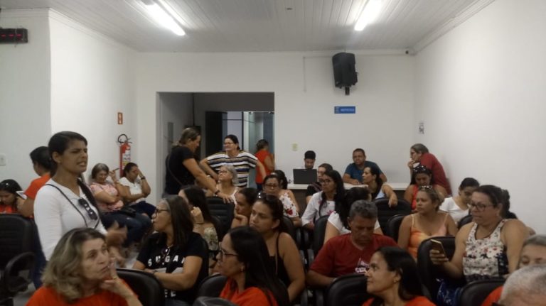 Impasse entre Prefeitura e Câmara deixa professores de Tobias Barreto sem o 13°