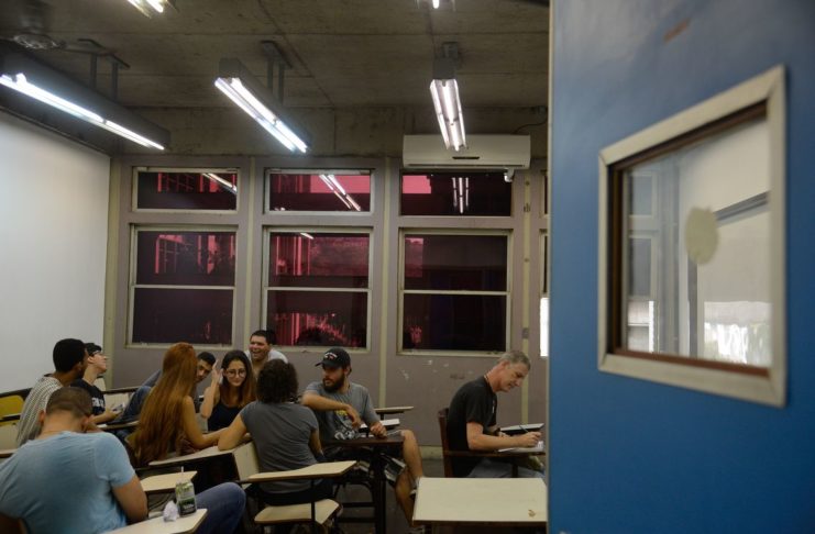 Rio de Janeiro - A Universidade Estadual do Rio de Janeiro(Uerj) volta às aulas. De acordo com os diretores, a decisão pela volta deve-se ao avanço no restabelecimento das condições mínimas de limpeza, manutenção de elevadores e segurança  (Tânia Rêgo/Agência Brasil)