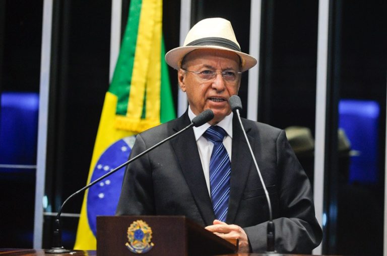 Ex-senador Valadares segue internado em hospital em São Paulo
