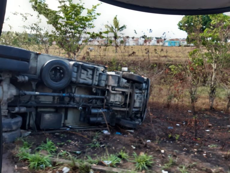 Caminhão tomba próximo a cidade de Salgado