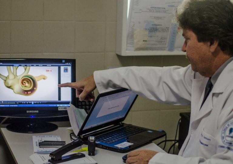 Otite externa: especialista alerta sobre cuidados durante o verão